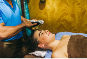 DETOXIKAČNÁ ABHYANGAM MASÁŽ + OMLADZUJÚCA MASÁŽ TVÁRE (90MIN)